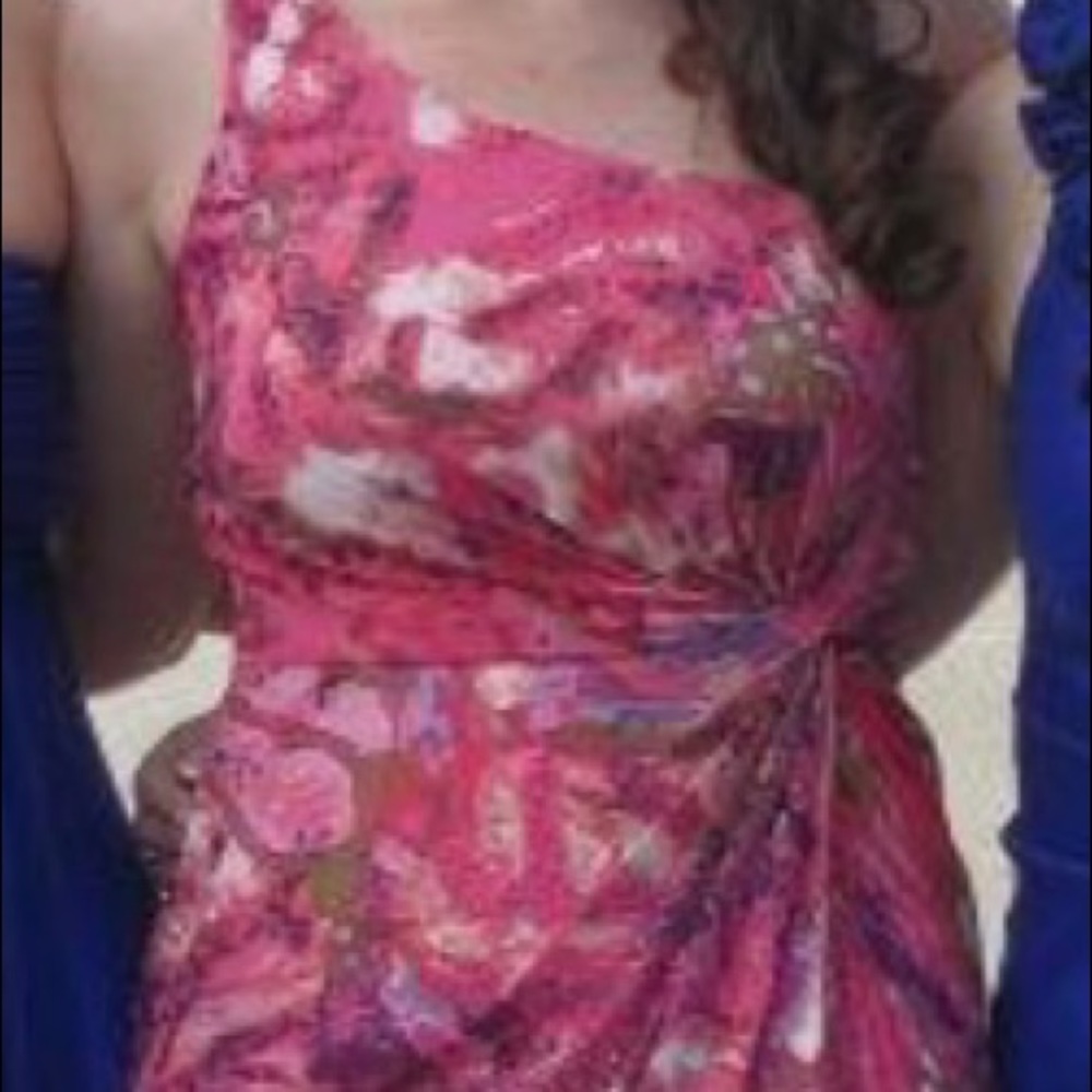 One shoulder gown - Picture 3 of 3